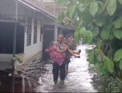Bhabinkamtibmas Evakuasi Nenek Lumpuh Korban Banjir di Singkawang Tengah