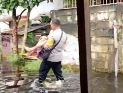 Bhabinkamtibmas Evakuasi Nenek Lumpuh Korban Banjir di Singkawang Tengah