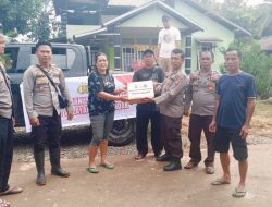 Pasca Banjir Polsek Menyuke Distribusikan Bantuan Sembako Dari Posko Penerimaan Bantuan Bencana Banjir Polres Landak 