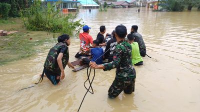 Satgas Pamtas RI-Malaysia Evakuasi Korban Banjir di Entikong