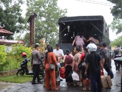 Peduli Warga, Polres Landak Gunakan Kendaraan Dinas Fasilitasi Kepulangan Pengungsi