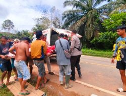 Dengan Sigap, Anggota Polsek Nanga Tayap Polres Ketapang Datangi TKP Laka Tunggal 1 Korban Meninggal Dunia