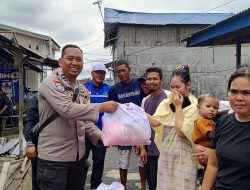 Bhabinkamtibmas Kelurahan Sungai Beliung dan Lurah Berbagi Bersama Warga Korban Angin Puting Beliung di Jalan Selat