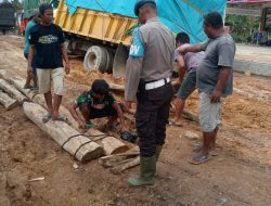 Anggota Polsek Simpang Hilir Laksanakan Pengecekan Jalan Rusak Akibat Genangan Air Hujan dan Pasang Laut