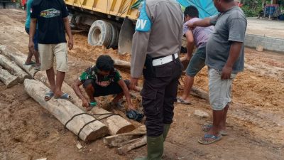 Anggota Polsek Simpang Hilir Laksanakan Pengecekan Jalan Rusak Akibat Genangan Air Hujan dan Pasang Laut