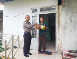 Jum’at Berkah, Bhabinkamtibmas Polsek Delta Pawan Polres Ketapang Berikan Sembako Kepada Warga Yang Kurang Mampu