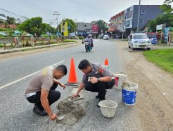 Satlantas Polres Sanggau Tambal Jalan Berlubang di Jalan Jenderal Sudirman