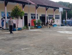 Kanit Binmas Polsek Mempawah Hulu Jadi Irup di SMAN 2 Mempawah Hulu.