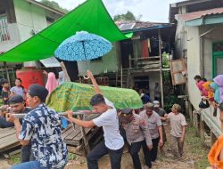 Melayat ke Rumah Duka Alm Hamam, Kapolsek Sayan Sampaikan Turut Berbela Sungkawa