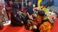 Sigap Sidokes Polresta Pontianak Berikan Pertolongan Pada Masyarakat Yang Pingsan di Acara Parade Naga Bersinar