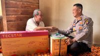 Kapolsek Seluas Salurkan Bantuan Kepada Korban Kebakaran
