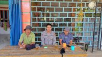 Sambangi Warga Sedang Nongkrong, Patroli Polsek Kuala Behe Ajak Warga Jaga Kamtibmas Yang Kondusif
