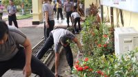 Jum’at yang Mulia, Polres Ketapang Laksanakan Bersih-Bersih Lingkungan Mapolres