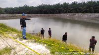 Polsek Kendawangan Bantu Masyarakat, Mencari Anaknya yang Tenggelam di Waduk