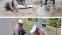Polres Ketapang Bersama Warga, Bergotong Royong Lakukan Penambalan Jalan Berlubang Untuk Keselamatan Berlalu Lintas