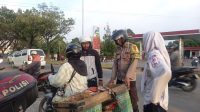 Bhabinkamtibmas Kelurahan Sungai Jawi Dalam Berikan Pertolongan Kepada Korban Laka Lantas