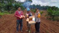 Tingkatkan Ketahanan Pangan, Polsek Jelai Hulu Berikan Bantuan Bibit Jagung Kepada Petani