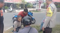 Bhabinkamtibmas Kelurahan Sungai Jawi Dalam Berikan Pertolongan kepada Korban Laka Lantas