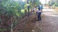 Pererat Tali Silaturahmi, Bhabinkamtibmas Polsek Delta Pawan Gelar Gotong Royong Bersama Warga Binaanya