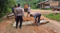 Polsek Tumbang Titi Bersama Warga Lakukan Perbaikan Jembatan Rusak