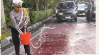 Peduli Keselamatan Lalu Lintas, Kanit Turjawali Sat Lantas Polresta Pontianak Bersihkan Tumpahan Oli di Jln Gusti Sulung Lelanang