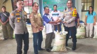 Dukung Swasembada Pangan, Kapolres Landak Serahkan Bantuan Pupuk Untuk Kelompok Tani Di Kecamatan Ngabang