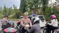 Polda Kalbar Bagi Takjil Gratis Kepada Masyarakat
