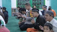 Kapolres Ketapang Melaksanakan Sholat Isya dan Tarawih Berjamaah Bersama Warga di Masjid Al Murthada