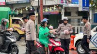 Indahnya Berbagi, Satlantas dan Sat Binmas Polres Sambas Bagikan Takjil Untuk Masyarakat Berbuka Puasa.