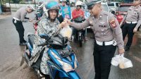 Ramadhan Mubarak, Polres Ketapang Berbagi Takjil Sembari Edukasi Keselamatan Berlalu Lintas