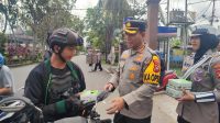 Ramadhan Berkah, Kapolresta Pontianak Bagikan Takjil Kepada Warga di Depan Mako Polresta