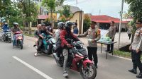 Personel Polsek Pontianak Barat Bagikan Takjil Gratis dan Sampaikan Himbauan Kamtibmas di Bulan Ramadhan