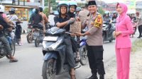 Indahnya Berbagi, Polres Landak Bagikan Takjil Kepada Warga Yang Sedang Melintas Di depan Pos Lantas