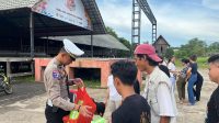 Polres Sekadau Berbagi Takjil di Rumah Betang Youth Center