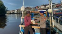 Indahnya Ramadhan, Satpolairud Polres Bengkayang Berbagi Takjil di Pesisir