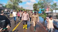 Sinergi Pemda dan Polisi, 500 Paket Sembako Dibagikan ke Korban Banjir di Kubu Raya