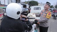 Wujud Kebersamaa Di Bulan Ramadhan, Kapolres Ketapang Dan Jajaran Bagikan Takjil Gratis