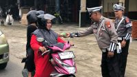 Tebar Berkah Ramadhan, Polres Bengkayang Bagikan Takjil kepada Pengguna Jalan