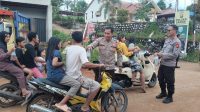 Berbagi Kebahagiaan Di Bulan Suci Ramadhan, Polsek Sandai Bagikan Takjil Kepada Pengendara