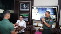 Terima Kunjungan Silaturahmi, Pangdam XII/Tpr Beri Surprise Bupati Landak