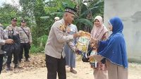 Kapolres Melawi Berikan Bansos
