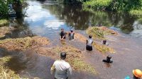 Bhabinkamtibmas Polsek Sebangki Gotong Royong Bersihkan Sungai Bersama Warga