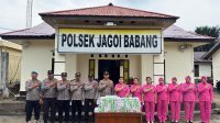 Ramadhan Penuh Berkah, Polsek Jagoi Babang dan Bhayangkari Ranting Jagoi Babang Berbagi Takjil