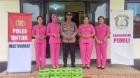 Peduli Sesama di Bulan Ramadhan, Polsek Monterado dan Bhayangkari Bagikan Takjil Kepada Masyarakat 
