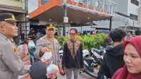 Polresta Pontianak Bersama Yamaha Riders Federation Indonesia Berbagi Takjil Ramadan di Simpang Pasar Flamboyan