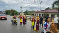 Semangat Berbagi Kebaikan Polsek Ngabang Berbagi Takjil Untuk Pengendara Yang Melintas