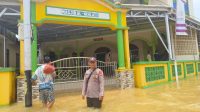 Kondisi Banjir Samapta Polsek Menyuke Lakukan Pengamanan pertama Sholat Jum’at