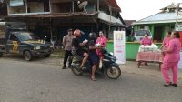 Polsek dan Bhayangkari Sengah Temila Tebar Berkah dengan Pembagian Takjil