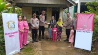 Polsek Menyuke Bagikan Takjil Kepada Warga Yang Melaksanakan Puasa