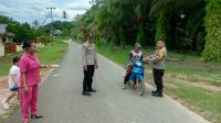 Berbagi Berkah Ramadhan, Polsek Sebangki dan Bhayangkari Bagikan Takjil kepada Warga